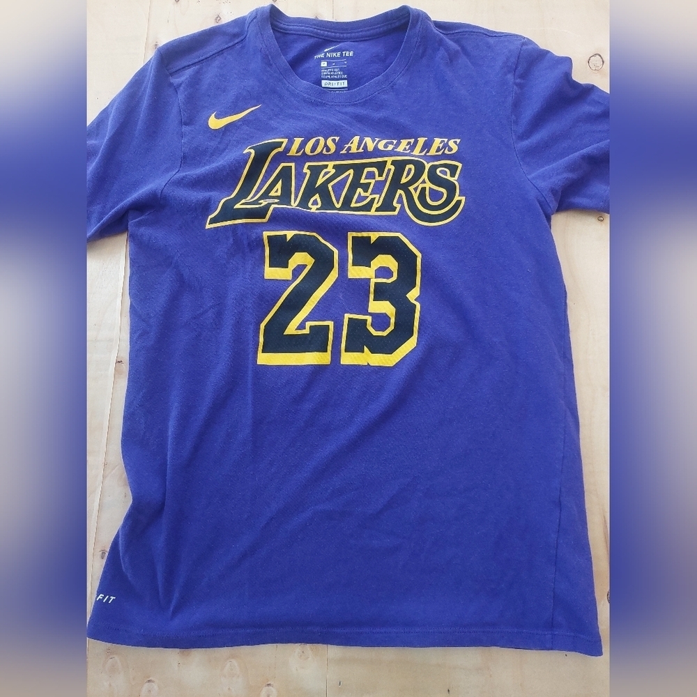 Los Angeles Lakers TShirt NIKE 23 " James" Drifit Men Sz M.      (A)